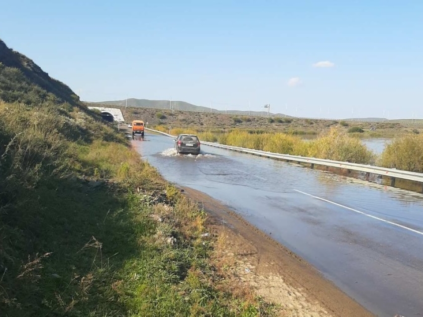 Дорожные службы в Забайкалье контролируют ситуацию с подтоплением дороги между Ононском и Оловянной